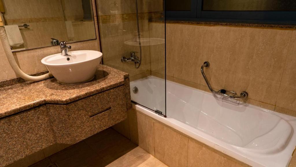 Boonmax Hotel ドバイ エクステリア 写真
